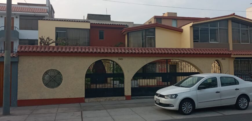 OCASIÓN REMATO CASA A VALOR DE TERRENO, UBICADA EN AV MAYOR JULIO BAILETTI CUADRA 3, SAN BORJA.