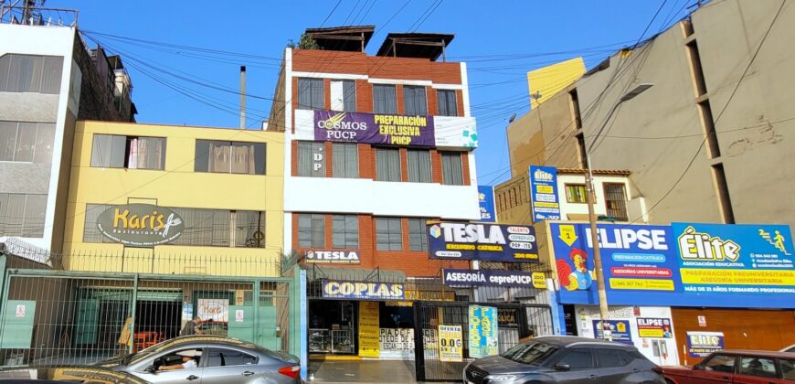 Edificio de 5 Pisos Frente a La Universidad Católica