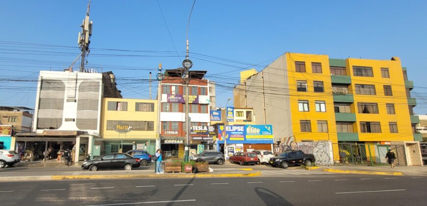 Edificio de 5 Pisos Frente a La Universidad Católica