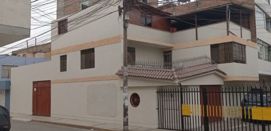 CASA EN ESQUINA 3 PISOS 184M