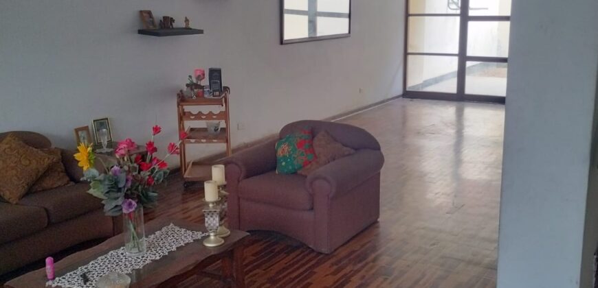 BONITA CASA EN VENTA, SUPER AMPLIA CON JARDINES Y 2 COCHERAS