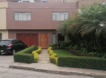 Casa de dos pisos c/azotea en condominio en Barranco (ingreso Av. Bolognesi)