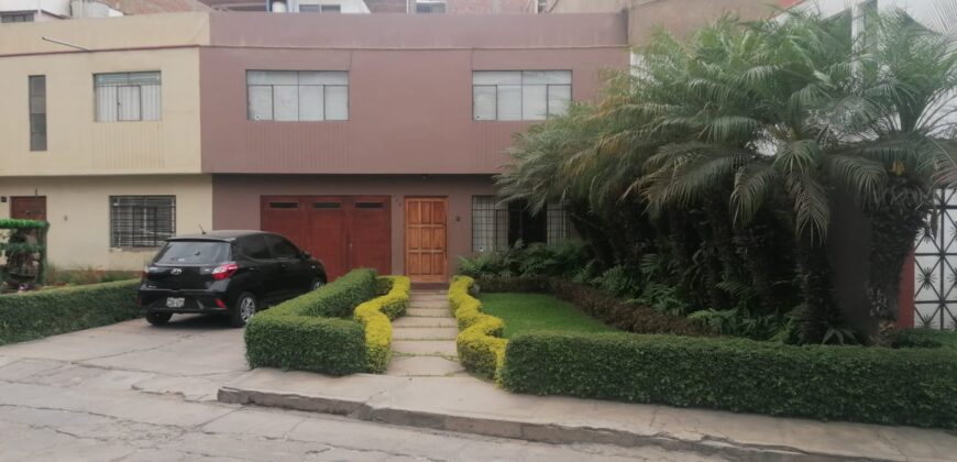 Casa de dos pisos c/azotea en condominio en Barranco (ingreso Av. Bolognesi)