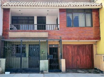 VENTA DE CASA DE 2 PISOS + AIRES