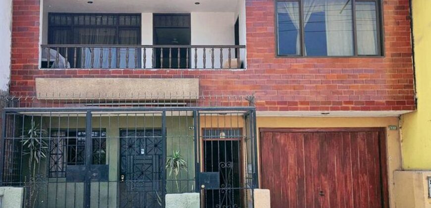 VENTA DE CASA DE 2 PISOS + AIRES