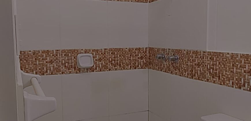 HABITACIÓN CON BAÑO PROPIO. COCINA, LAVANDERÍA Y SALA COMPARTIDA.