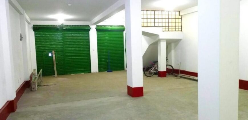 Alquilo Local Comercial De 150 M2 .