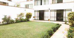 En venta amplia casa muy bien ubicada en Urb. La Aurora – Miraflores