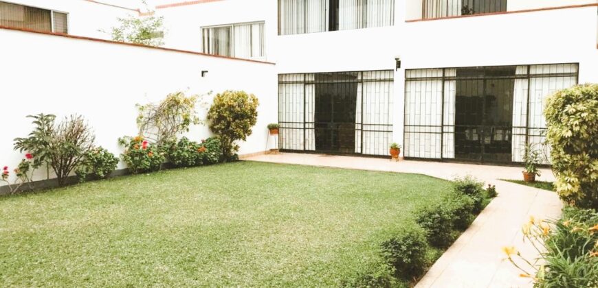 En venta amplia casa muy bien ubicada en Urb. La Aurora – Miraflores