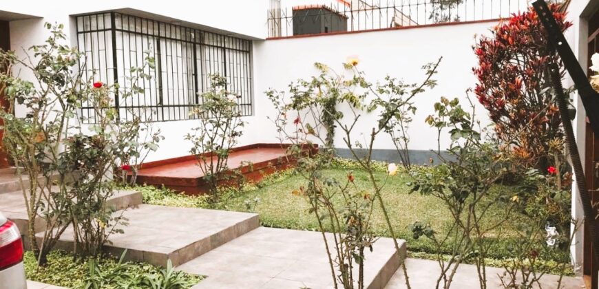 En venta amplia casa muy bien ubicada en Urb. La Aurora – Miraflores