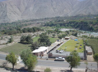 ocasión!!! vendo hermosa casa de campo en Lunahuaná con un área de 3,000 mt2, ubicado en el Predio Rural Jacayita Chico Sector Jacaya – Cañete, Valle Cañete, Distrito de Pacarán, Provincia de Cañete y Departamento de Lima, con todos los documentos en orden, con una hermosa vista, todo instalado, tiene piscina con vista al Rio, juegos para niños y adultos, áreas verdes, un amplio comedor y cocina, sala de estar, cómodas habitaciones y más, referencia Carretera Kilómetro 46, Carretera Cañete, Pacarán, Lunahuaná, buen precio $450,000 a tratar; llamar al teléfono 990104300 para coordinar; en caso no responda dejar mensaje por whatsapp para coordinar.