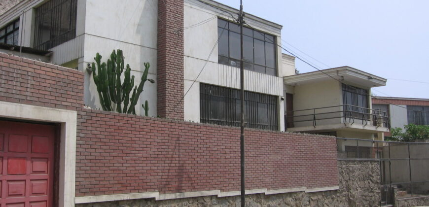 Vendo Casa en Av. Los Robles cuadra 7 – Chaclacayo