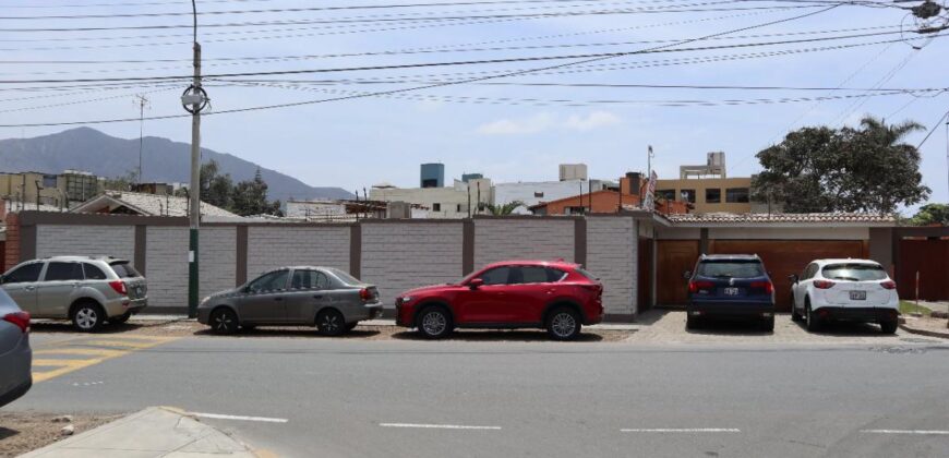 ¡Amplia casa / oficina en excelente ubicación en Santiago de Surco, cerca de Av. El Polo alt. Colegio Weberbauer!