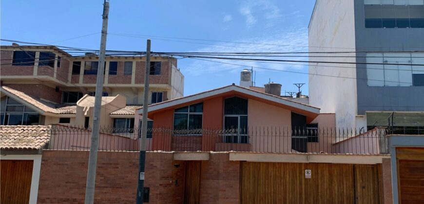 ¡Atención constructoras, Vendo casa grande como terreno en San Borja!