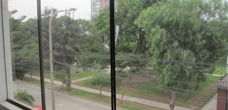 Venta de Casa de 3 Pisos Frente a Parque en Cercado de Lima