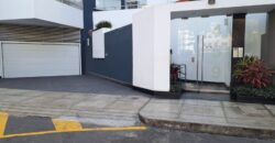 Alquiler de cochera en edificio de departamentos en Miraflores