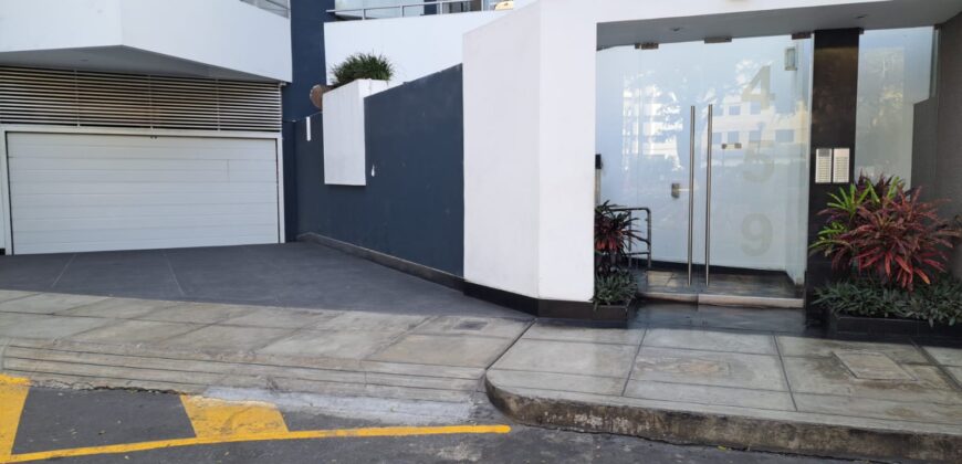 Alquiler de cochera en edificio de departamentos en Miraflores