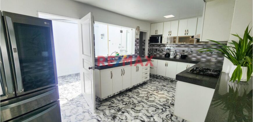 Venta De Amplia Casa De Lujo Con Piscina En La Molina