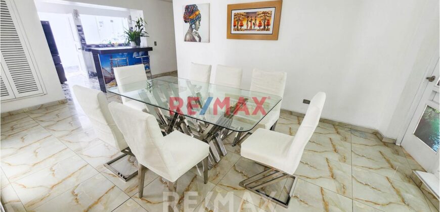 Venta De Amplia Casa De Lujo Con Piscina En La Molina