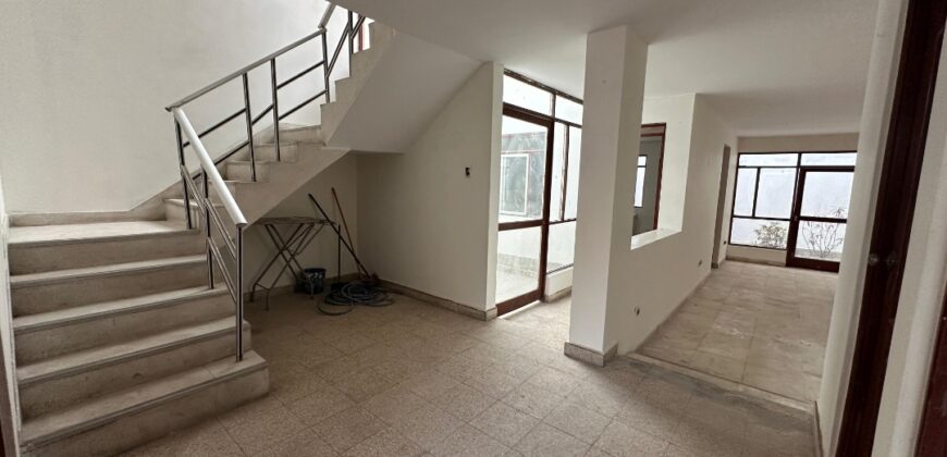 VENDO CASA DE DOS PISOS EN DISTRITO DE LOS OLIVOS -EXCELENTE PARA PERSONAS DE LA TERCERA EDAD