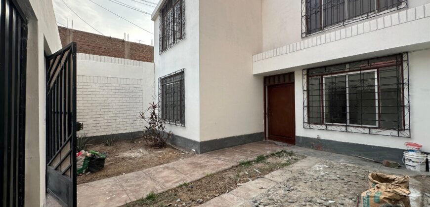 VENDO CASA DE DOS PISOS EN DISTRITO DE LOS OLIVOS -EXCELENTE PARA PERSONAS DE LA TERCERA EDAD