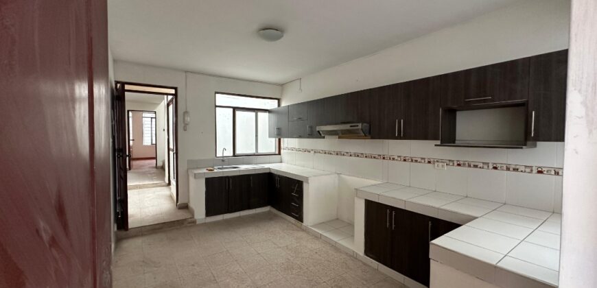 VENDO CASA DE DOS PISOS EN DISTRITO DE LOS OLIVOS -EXCELENTE PARA PERSONAS DE LA TERCERA EDAD